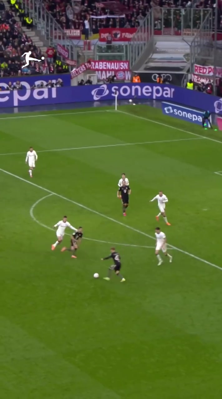 九游体育网站-榜样！德甲官方发视频：拜仁新星卡尔护腿板上为梅西晒球衣画面